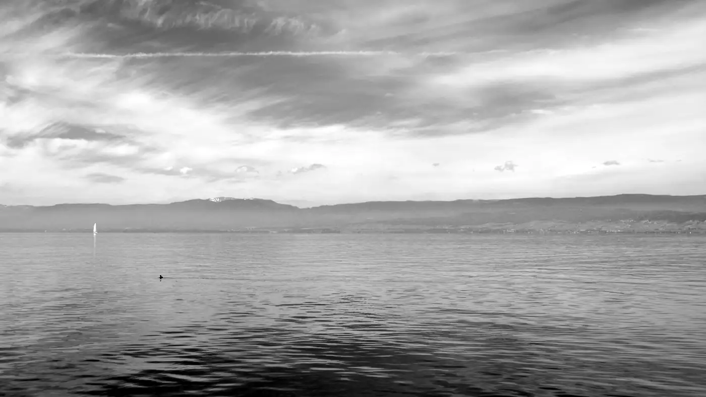 Nordsee unter grauem Himmel, schwarz-weiß – Foto: Jan Pleitner